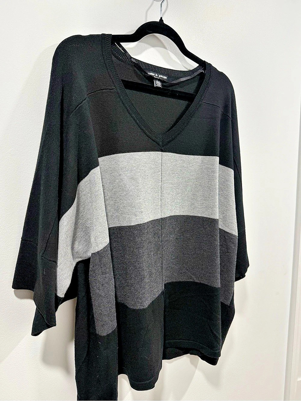 Women’s Cable & Gauge Color Block V-Neck sweater size 1x - Picture 2 of 5